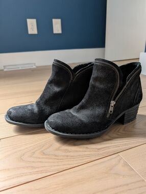 Born - Women’s Montaro Sz 11 Black Suede Ankle Booties